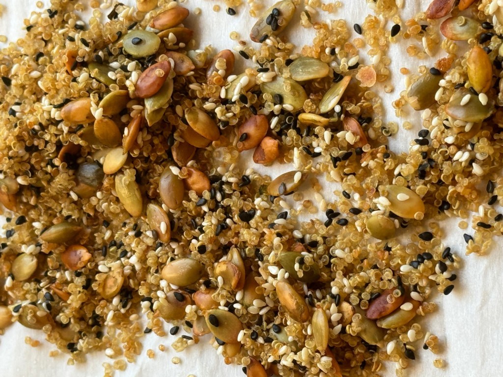 קינואה קראנצ׳ית עם שומשום וגרעינים