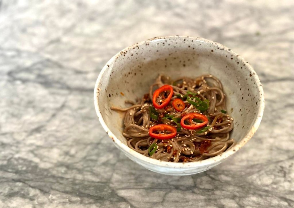 אטריות סובה ברוטב&nbsp;בוטנים