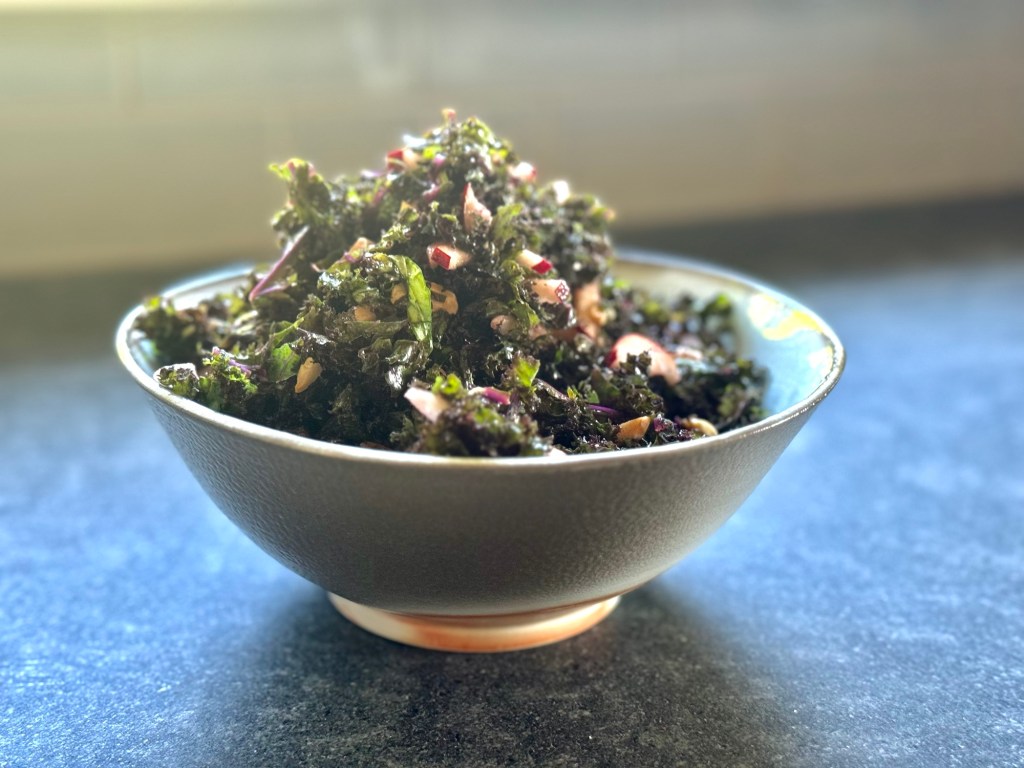 סלט קייל ובזיליקום