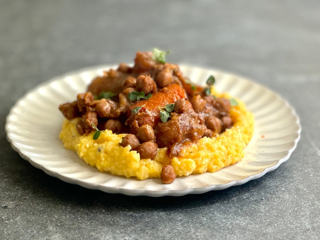 תבשיל חומוס וירקות שורש&nbsp;ביין