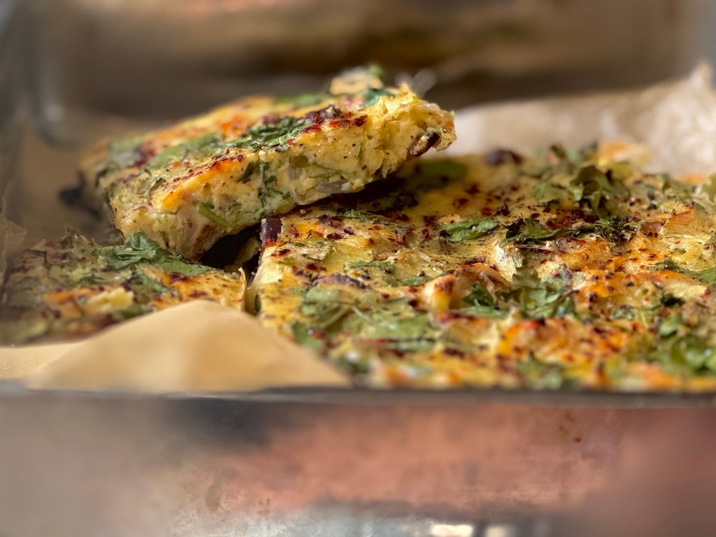 ׳פריטטה׳ בצל, עשבים&nbsp;וזיתים