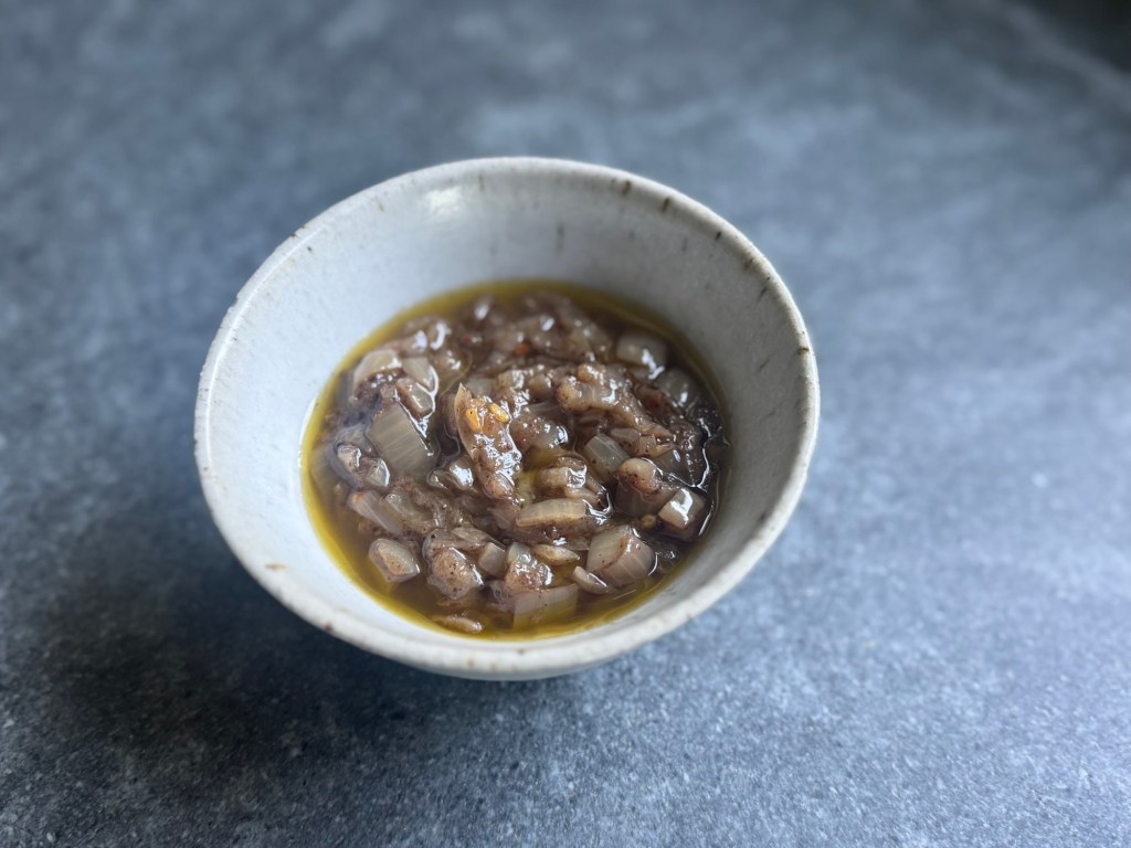 בצל מקורמל בתבלינים