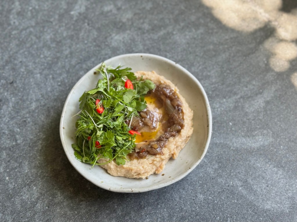 ממרח שעועית לבנה&nbsp;בבצלים