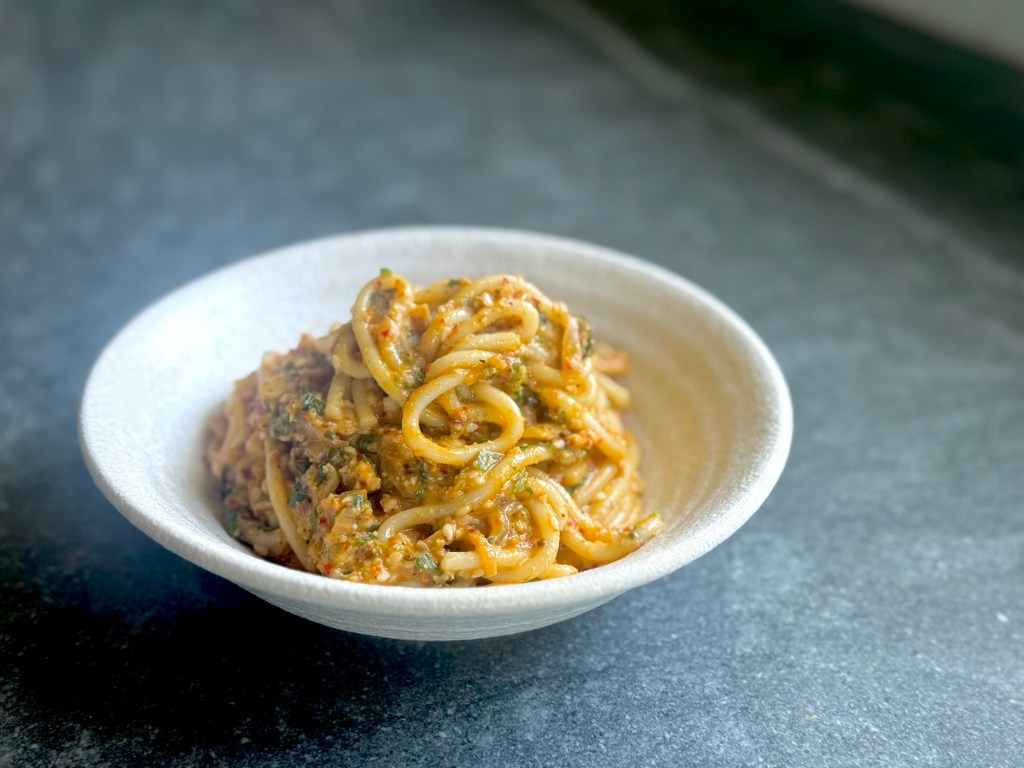 נודלס חריפים בבוטנים&nbsp;ושומשום