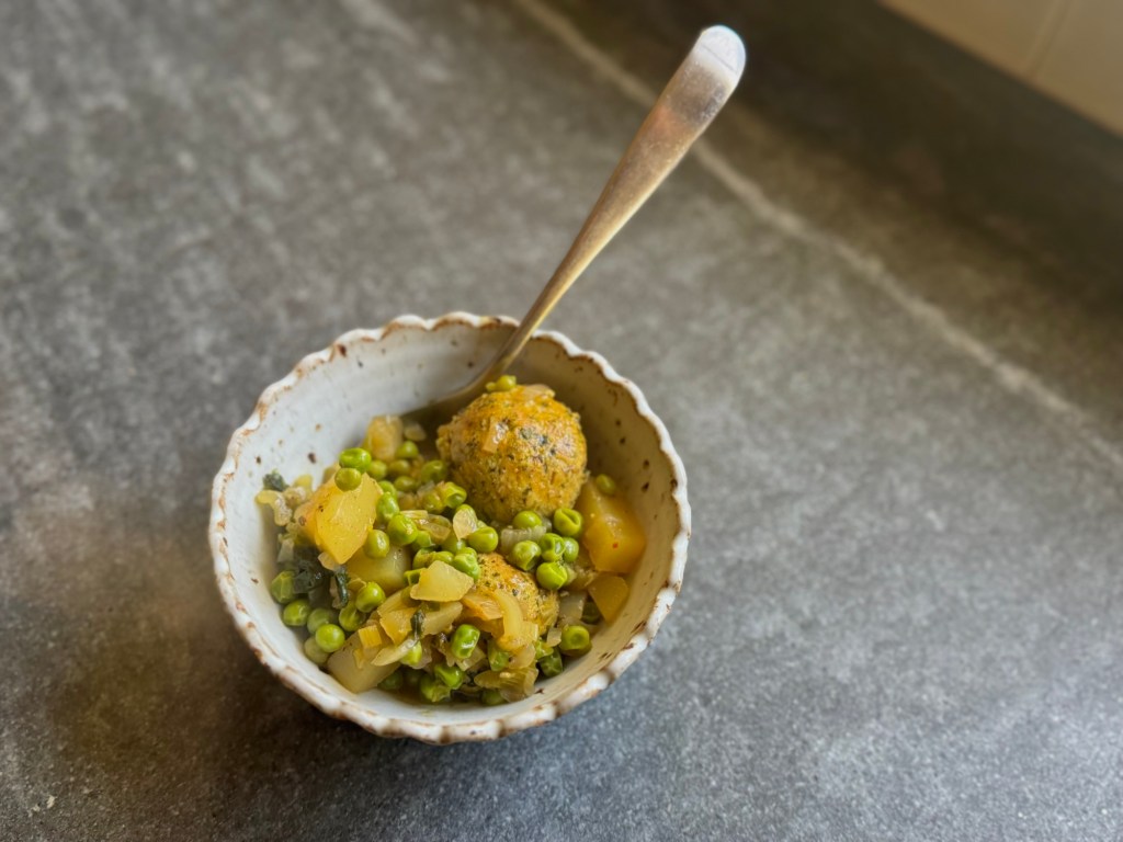 סיר קציצות טופו&nbsp;בקארי