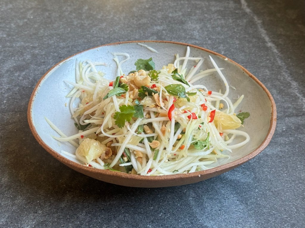 סלט פומלה ופאפאיה ירוקה