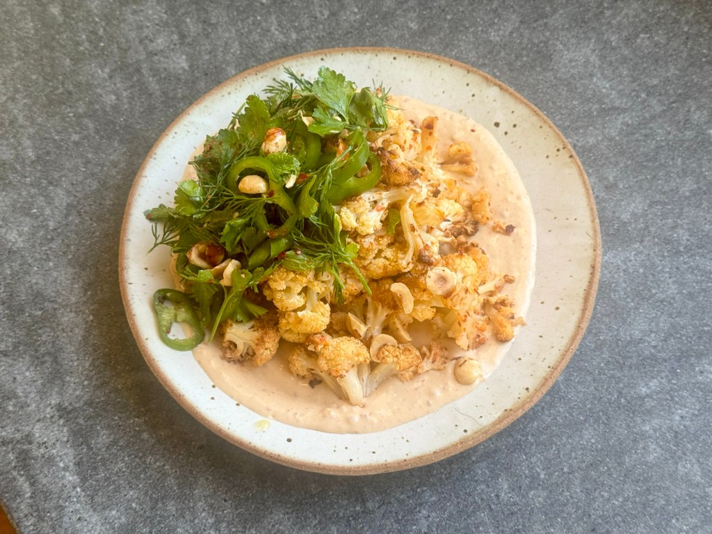 כרובית צלויה בטחינה ויוגורט