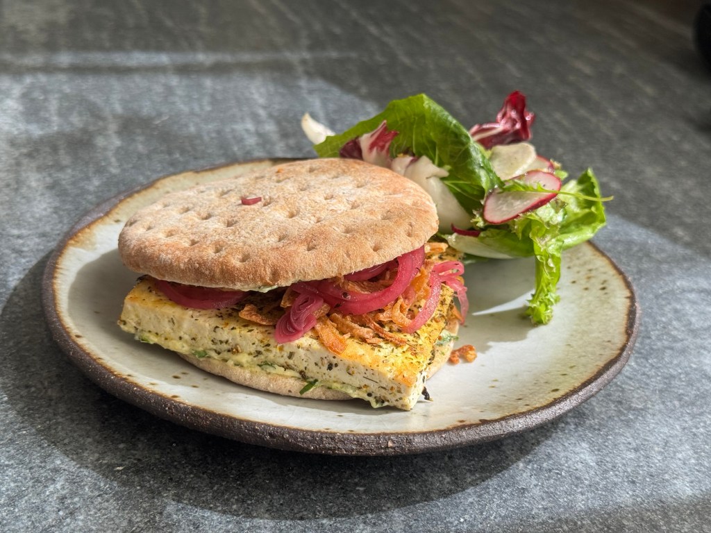 כריך טופו באיולי